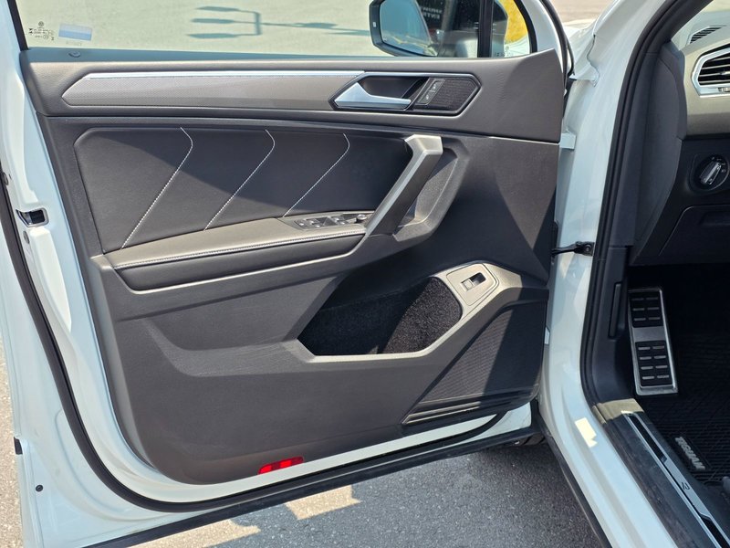 Volkswagen Tiguan Comfortline R-Line Black 2024 Comfortline R-Line Black / Heated Seats