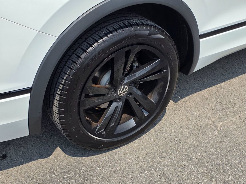 Volkswagen Tiguan Comfortline R-Line Black 2024 Comfortline R-Line Black / Heated Seats