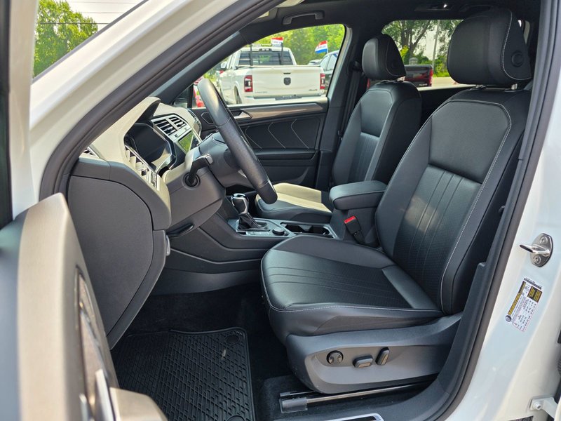 Volkswagen Tiguan Comfortline R-Line Black 2024 Comfortline R-Line Black / Heated Seats