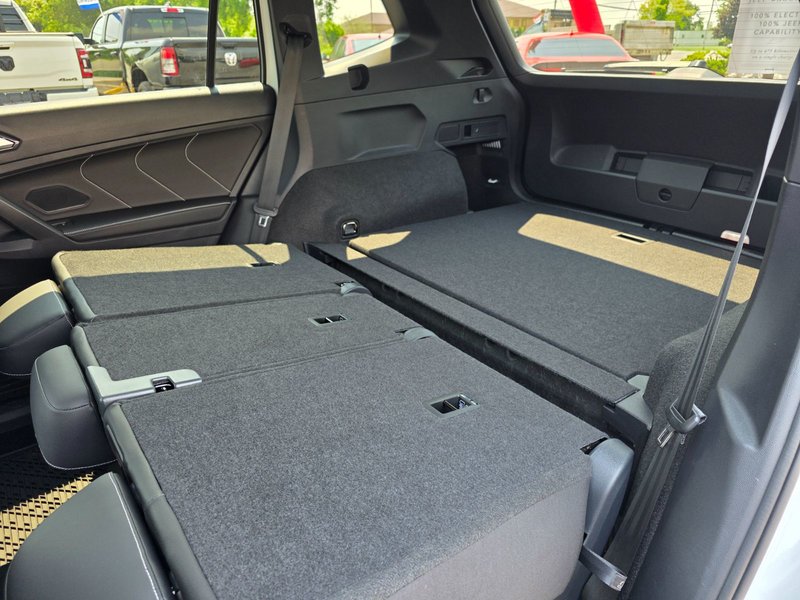 Volkswagen Tiguan Comfortline R-Line Black 2024 Comfortline R-Line Black / Heated Seats
