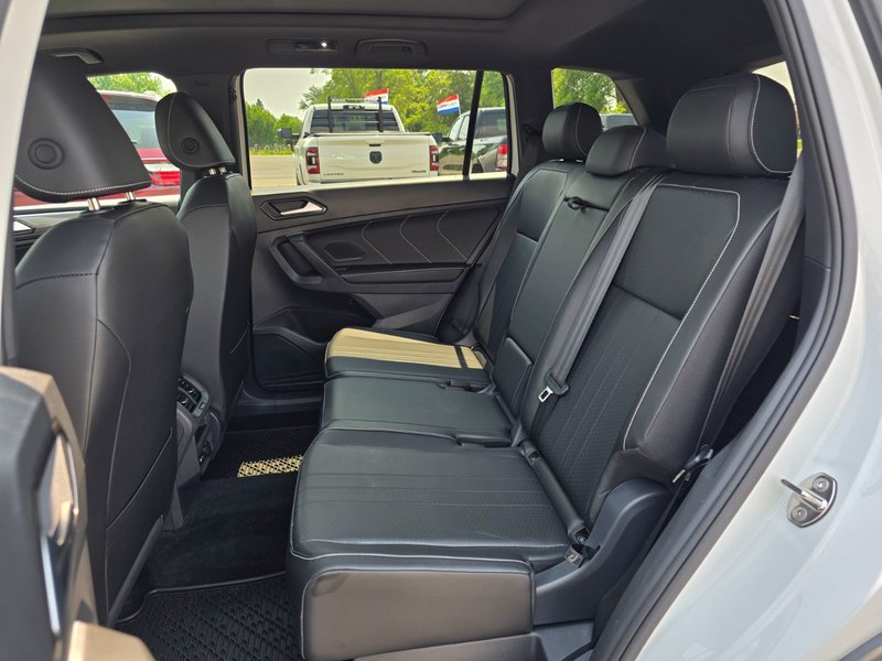 Volkswagen Tiguan Comfortline R-Line Black 2024 Comfortline R-Line Black / Heated Seats