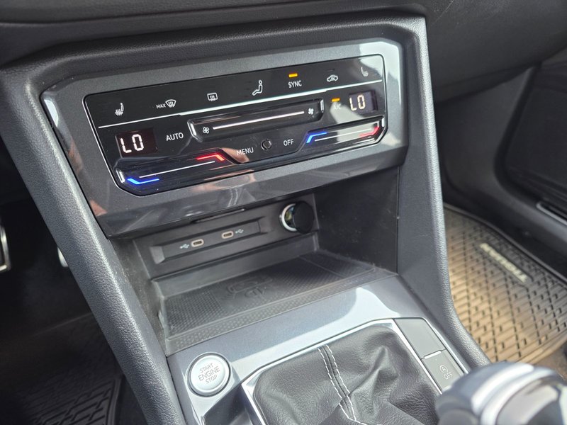 Volkswagen Tiguan Comfortline R-Line Black 2024 Comfortline R-Line Black / Heated Seats