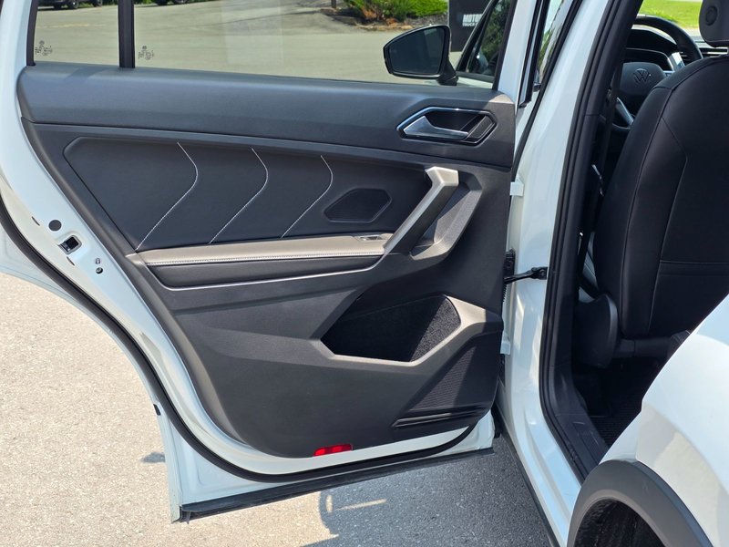 Volkswagen Tiguan Comfortline R-Line Black 2024 Comfortline R-Line Black / Heated Seats