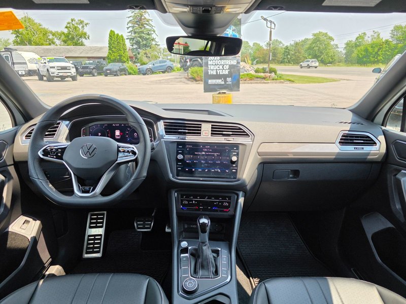 Volkswagen Tiguan Comfortline R-Line Black 2024 Comfortline R-Line Black / Heated Seats