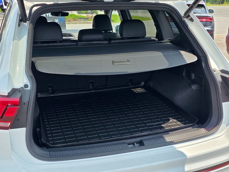 Volkswagen Tiguan Comfortline R-Line Black 2024 Comfortline R-Line Black / Heated Seats
