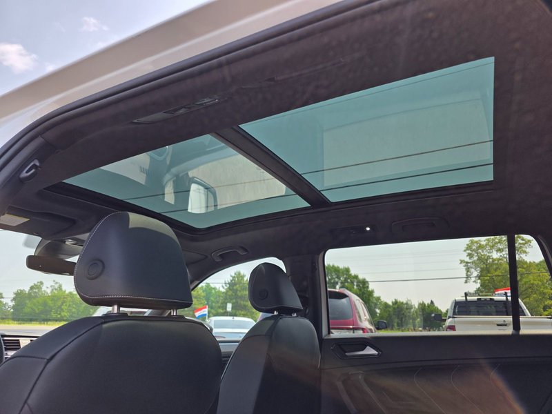 Volkswagen Tiguan Comfortline R-Line Black 2024 Comfortline R-Line Black / Heated Seats