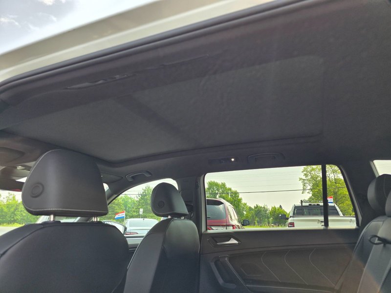 Volkswagen Tiguan Comfortline R-Line Black 2024 Comfortline R-Line Black / Heated Seats