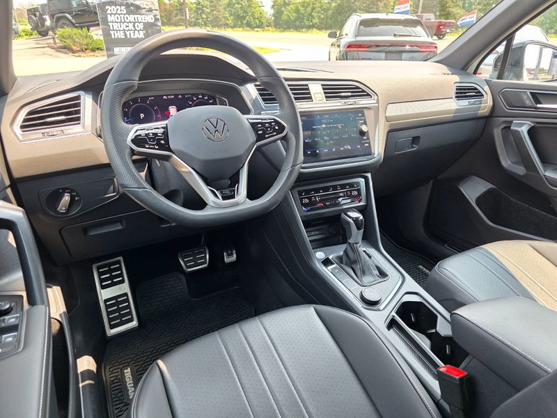Volkswagen Tiguan Comfortline R-Line Black 2024 Comfortline R-Line Black / Heated Seats