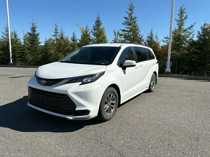 2022 Toyota Sienna LE AWD HYBRID in Saint-Georges, Quebec