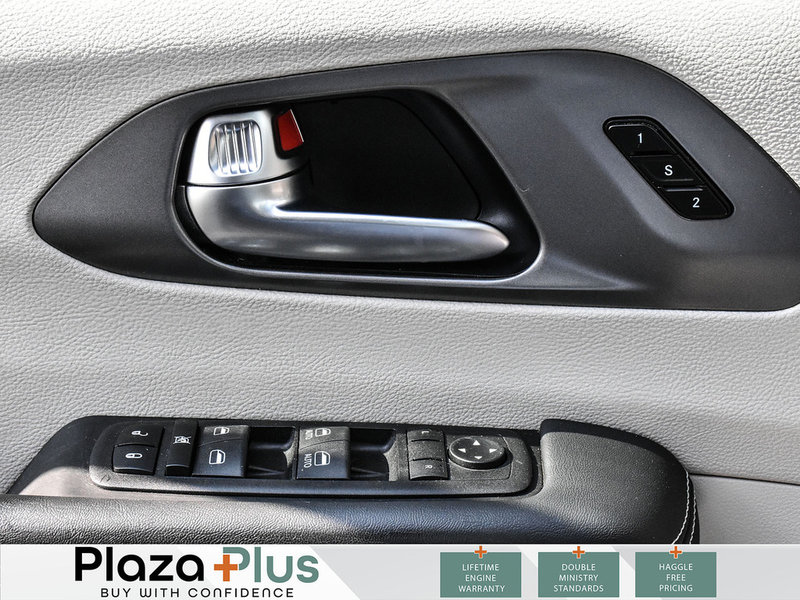 2023 Chrysler Pacifica Touring L 3rd Row Seating l Leather l Back Up Camera