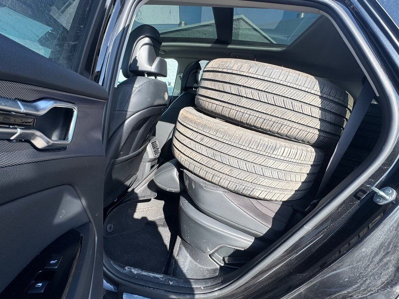 2023 Kia Sportage Plug-In Hybrid EX Premium AWD + Panoramic roof + Leather + Carplay