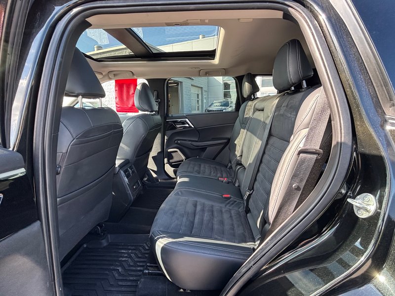 2022 Mitsubishi Outlander SEL AWC + Leather seats + Panoramic sunroof + Carplay