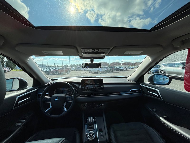 2022 Mitsubishi Outlander SEL AWC + Leather seats + Panoramic sunroof + Carplay