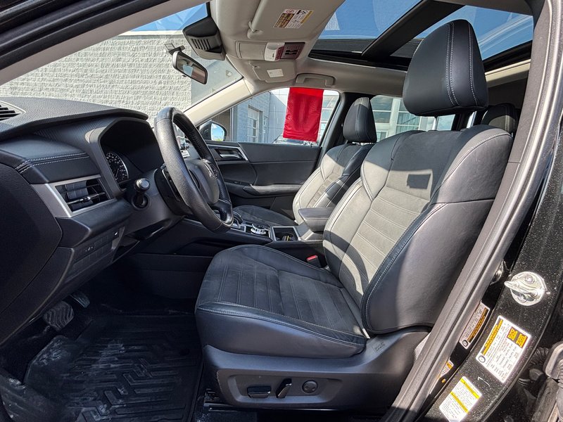 2022 Mitsubishi Outlander SEL AWC + Leather seats + Panoramic sunroof + Carplay
