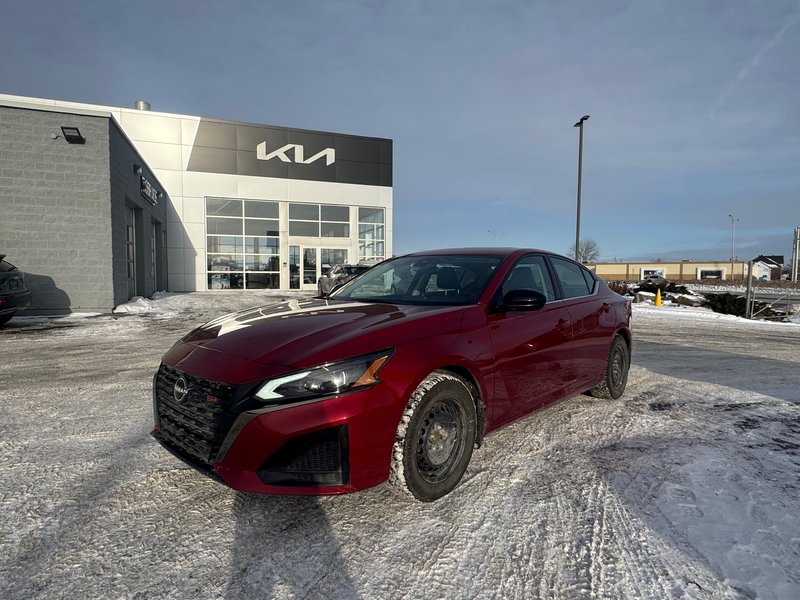 2023 Nissan Altima SR Leather + Sunroof + Bose