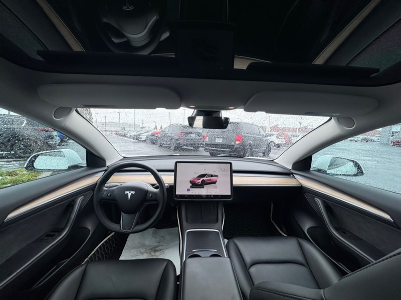2023 Tesla Model 3  Leather seats + 15 inch screen
