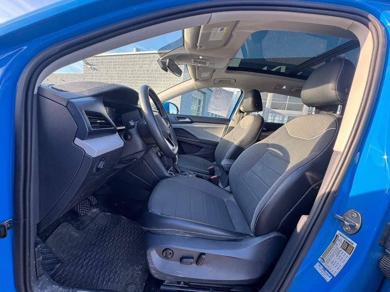 2023 Volkswagen Taos Comfortline AWD + Heated seats + CarPlay
