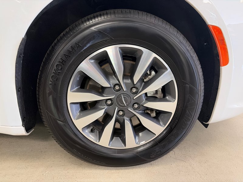 2024 Chrysler Pacifica Hybrid Select