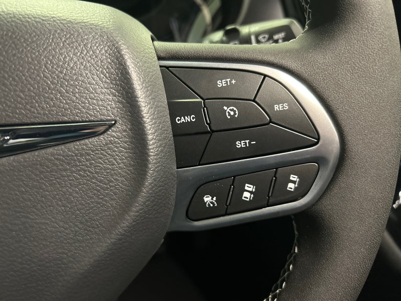 Chrysler Pacifica Hybrid SELECT 2025