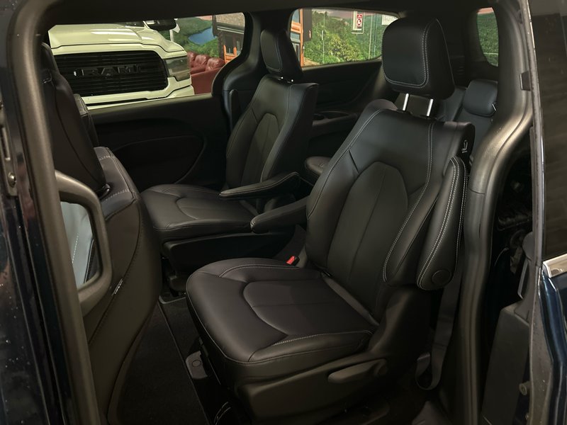Chrysler Pacifica Hybrid SELECT 2025