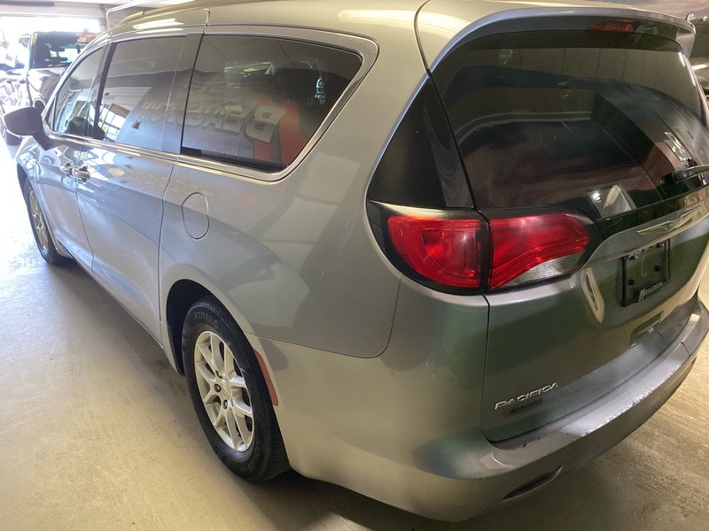 Chrysler Pacifica LX 2017
