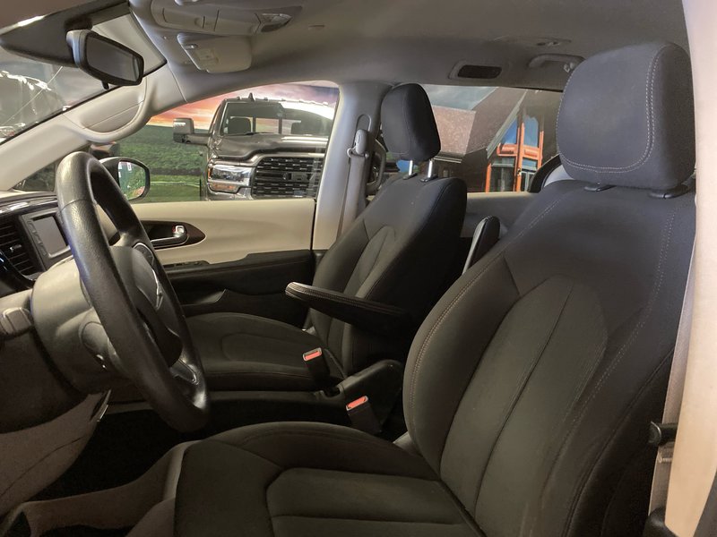 Chrysler Pacifica LX 2017