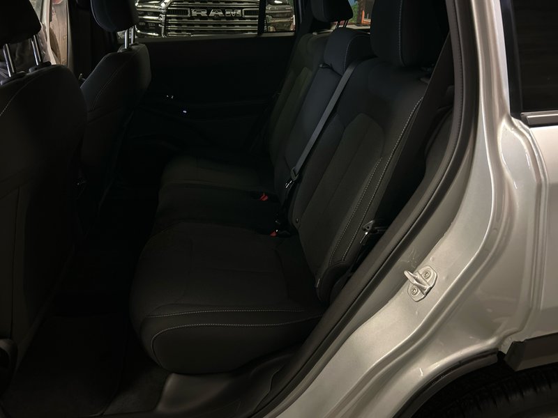 Jeep Cherokee BASE 2026