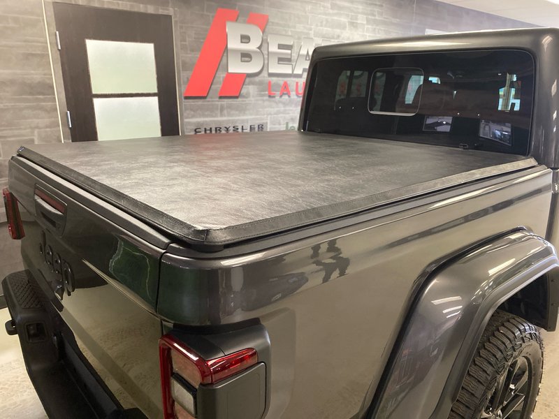 Jeep Gladiator NIGHTHAWK 2025