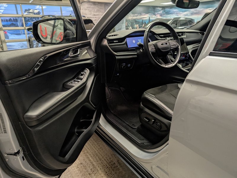 2022 Jeep GRAND CHEROKEE L LAREDO Altitude