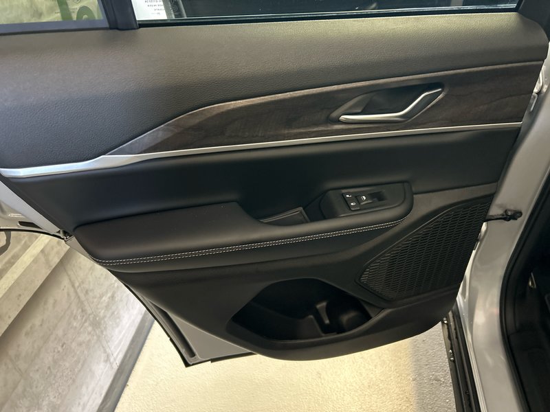 Jeep Grand Cherokee LIMITED 2025