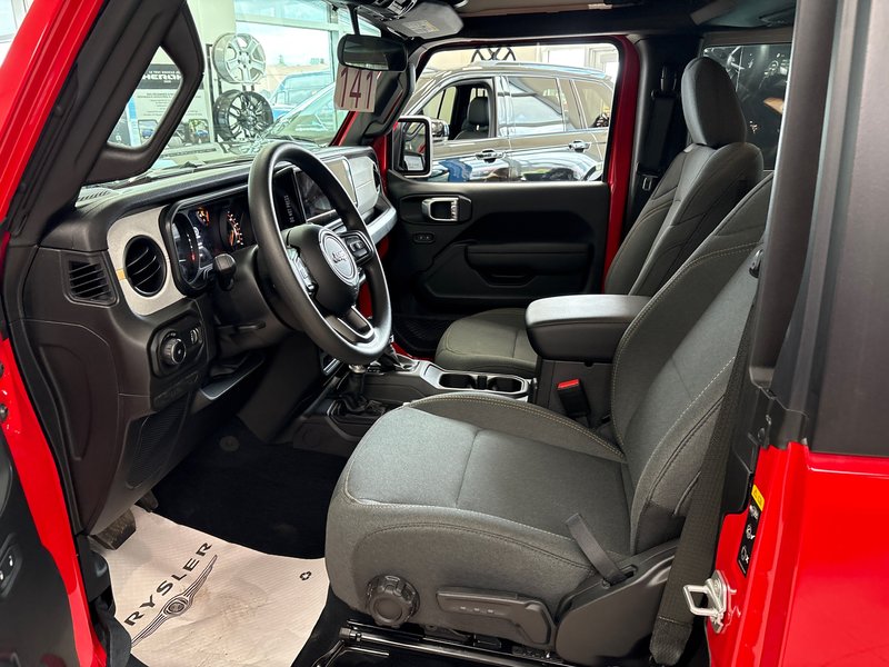 Jeep Wrangler SPORT 2026 CLIMATISATION*APPLE CARPLAY*TOIT RIGIDE FREEDOM TOP* MARCHEPIEDS NOIR* SYSTÈME AUDIO ALPINE
