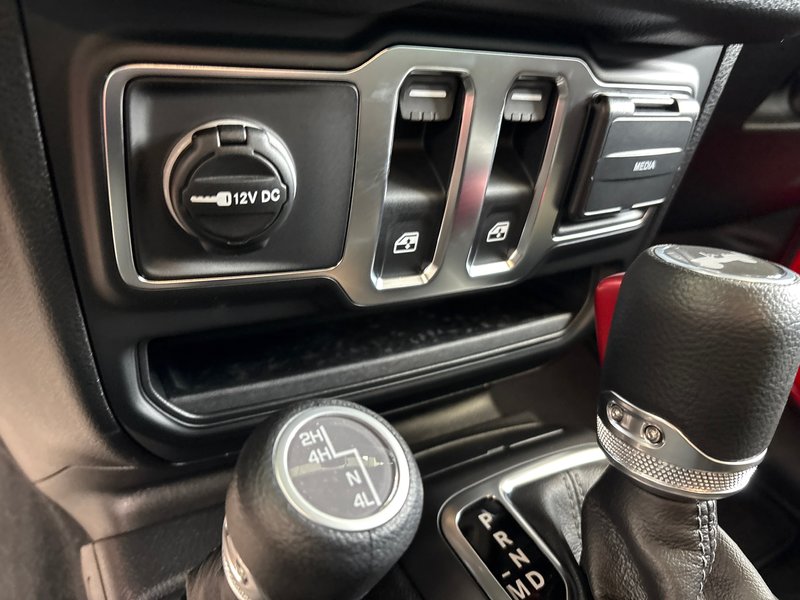 Jeep Wrangler SPORT 2026 CLIMATISATION*APPLE CARPLAY*TOIT RIGIDE FREEDOM TOP* MARCHEPIEDS NOIR* SYSTÈME AUDIO ALPINE