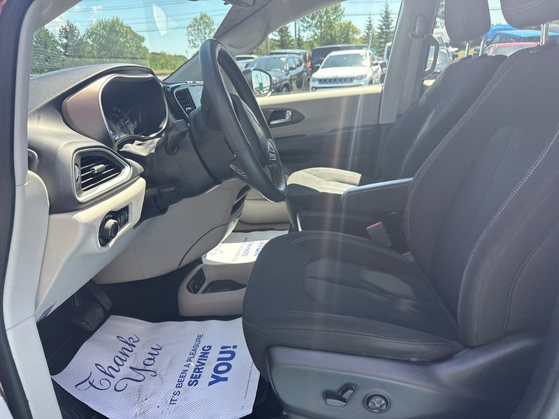 2022 Chrysler Grand Caravan SXT PLUS Loaded navigation, power doors, heated seat, heated wheel, command start,