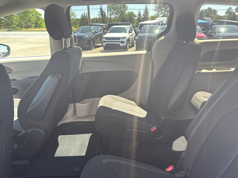 2022 Chrysler Grand Caravan SXT PLUS Loaded navigation, power doors, heated seat, heated wheel, command start,