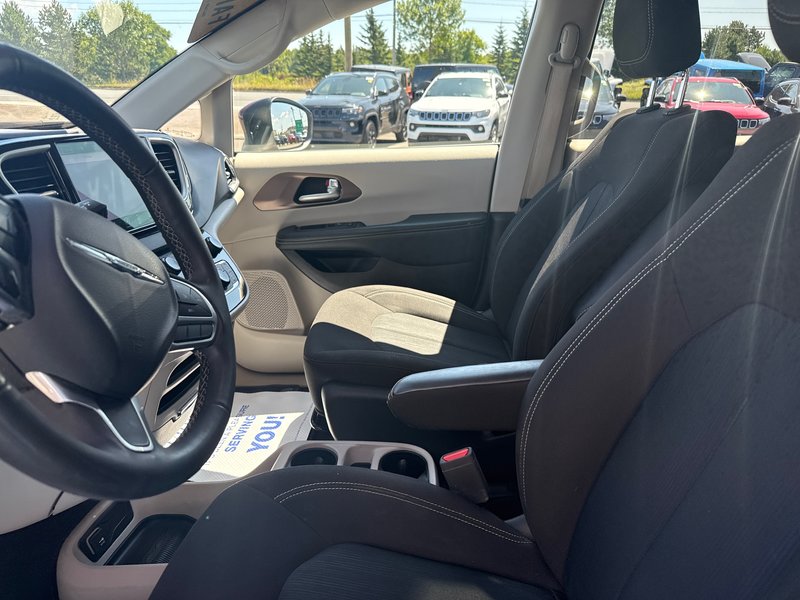 2022 Chrysler Grand Caravan SXT PLUS Loaded navigation, power doors, heated seat, heated wheel, command start,