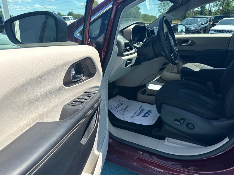 2022 Chrysler Grand Caravan SXT PLUS Loaded navigation, power doors, heated seat, heated wheel, command start,