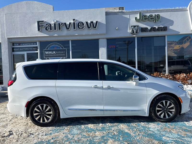 2022 Chrysler Pacifica Hybrid Limited With advanced safety group, entertainment group, sunroof