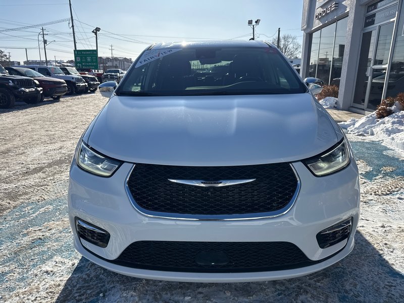 2022 Chrysler Pacifica Hybrid Limited With advanced safety group, entertainment group, sunroof