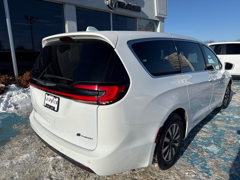 2022 Chrysler Pacifica Hybrid Limited With advanced safety group, entertainment group, sunroof