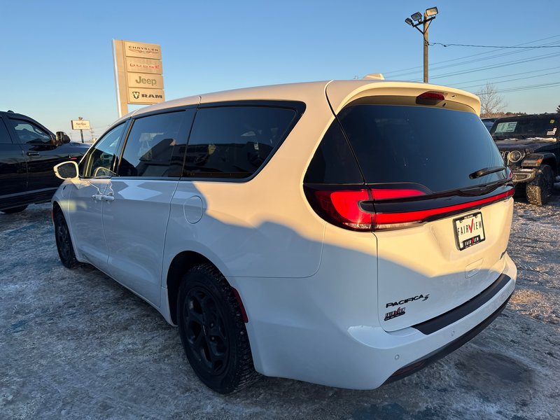 2022 Chrysler Pacifica Hybrid Touring L