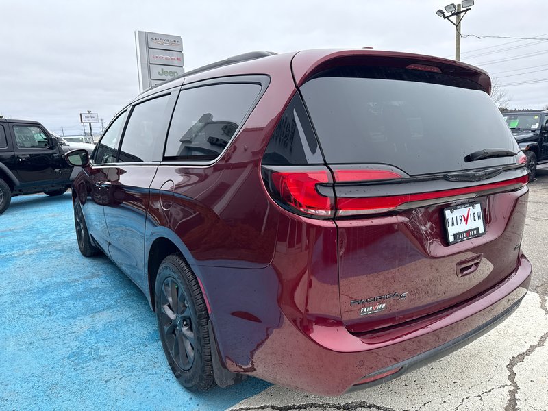 2022 Chrysler Pacifica Touring S AWD