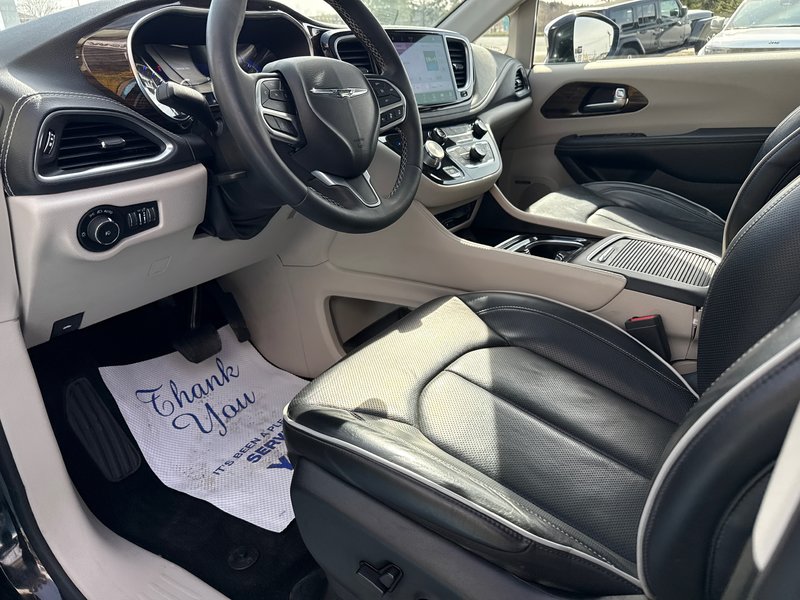 2022 Chrysler Pacifica Limited Sun and sound group advanced, safety group, leather, cool seats navigation power rear seats