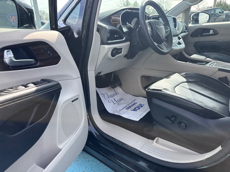 2022 Chrysler Pacifica Limited Sun and sound group advanced, safety group, leather, cool seats navigation power rear seats