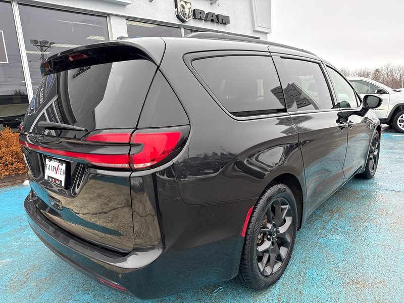 Chrysler Pacifica S with sunroof package Touring L 2023