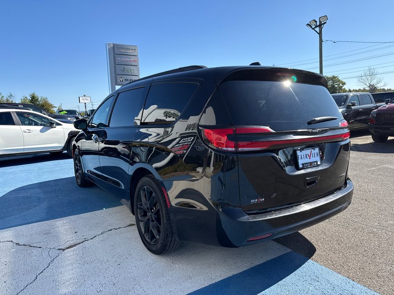 2025 Chrysler Pacifica Limited Sun and sound package power everything