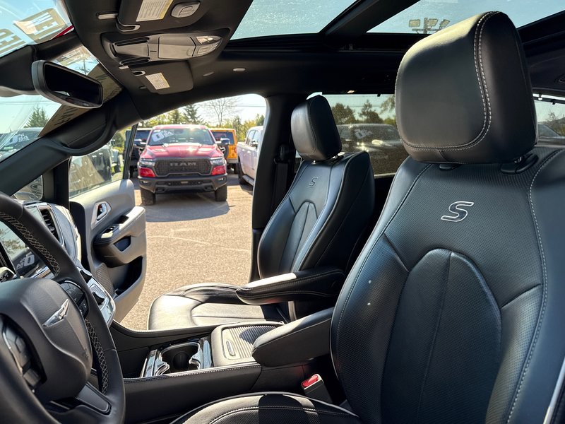2025 Chrysler Pacifica Limited Sun and sound package power everything