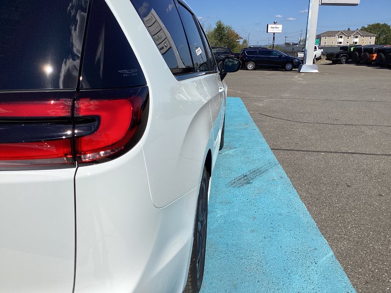 Chrysler Pacifica SELECT 2026