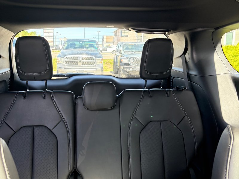 2027 Chrysler Pacifica SELECT