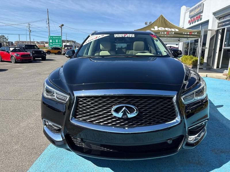 2019 Infiniti QX60 PURE Double sunroof, seven passenger, theatre system, upgraded leather seating, amazing condition