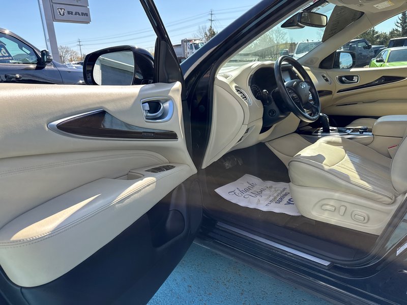 2019 Infiniti QX60 PURE Double sunroof, seven passenger, theatre system, upgraded leather seating, amazing condition